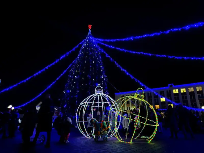 З падковамі, дамкамі і сняжынкамі. Як выглядаюць галоўныя ёлкі ў раённых цэнтрах рэгіёна