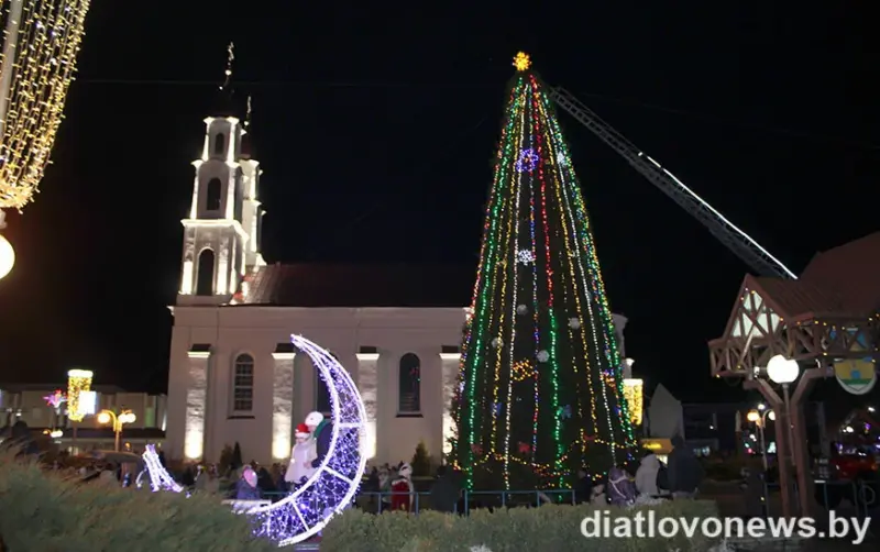 З падковамі, дамкамі і сняжынкамі. Як выглядаюць галоўныя ёлкі ў раённых цэнтрах рэгіёна