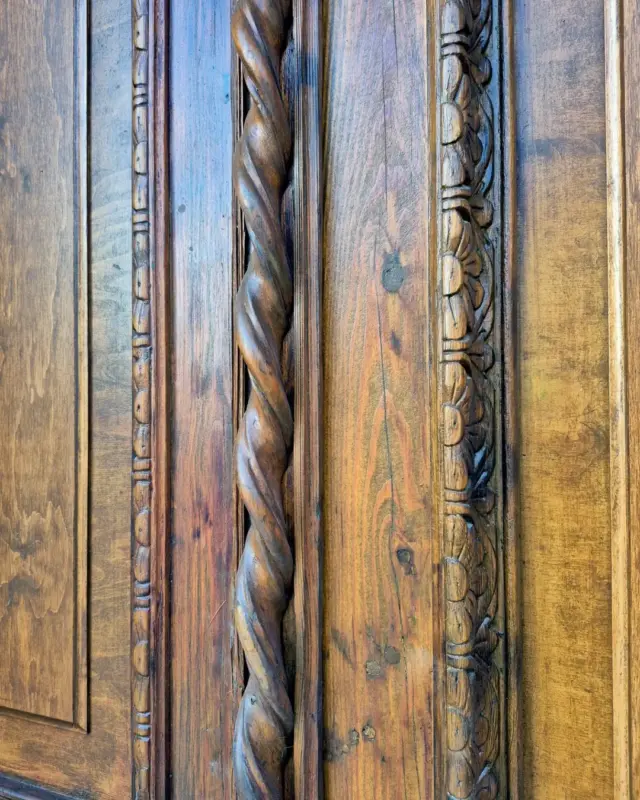 В бывшем кожвене на Василька восстановили старинные двери 