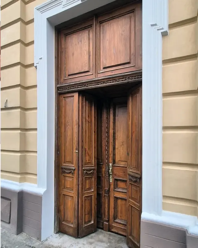 В бывшем кожвене на Василька восстановили старинные двери 