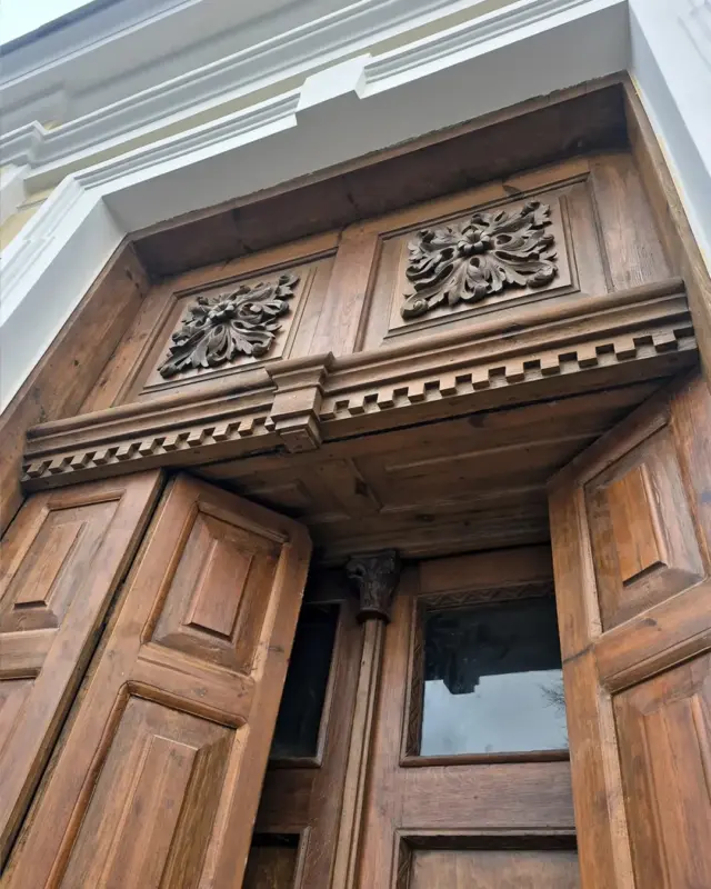 В бывшем кожвене на Василька восстановили старинные двери 