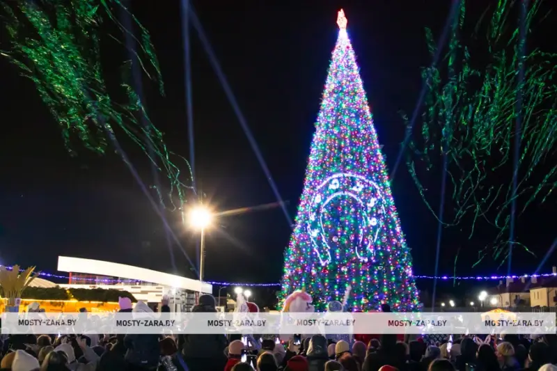 З падковамі, дамкамі і сняжынкамі. Як выглядаюць галоўныя ёлкі ў раённых цэнтрах рэгіёна