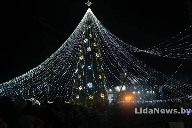 З падковамі, дамкамі і сняжынкамі. Як выглядаюць галоўныя ёлкі ў раённых цэнтрах рэгіёна