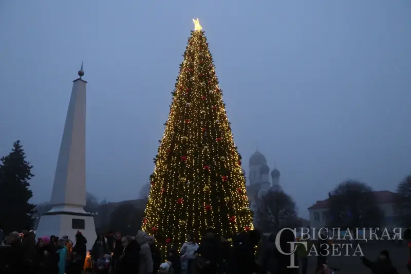 З падковамі, дамкамі і сняжынкамі. Як выглядаюць галоўныя ёлкі ў раённых цэнтрах рэгіёна