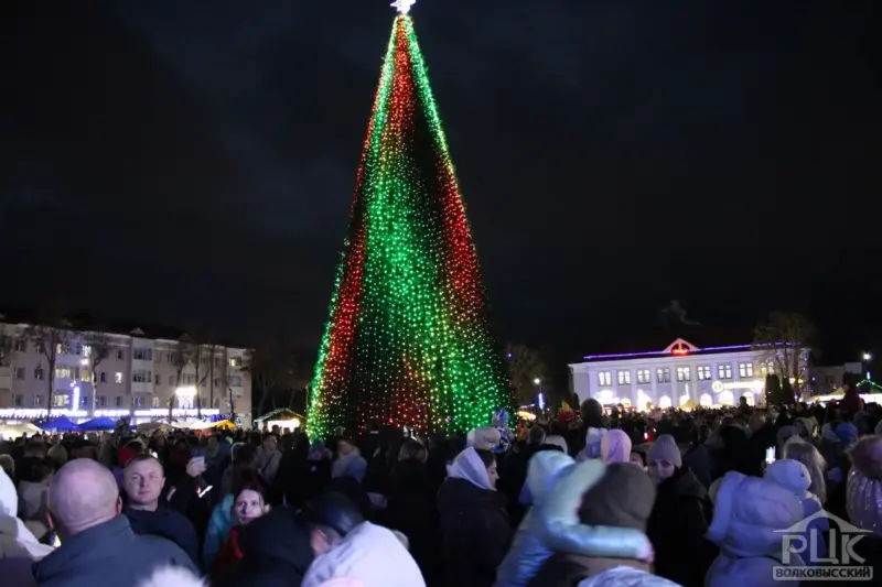 З падковамі, дамкамі і сняжынкамі. Як выглядаюць галоўныя ёлкі ў раённых цэнтрах рэгіёна