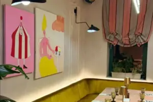 «Думала, продадут, а оказалось — декор». Художница обвинила гродненский ресторан в бесплатном использовании её картин картина в ресторане