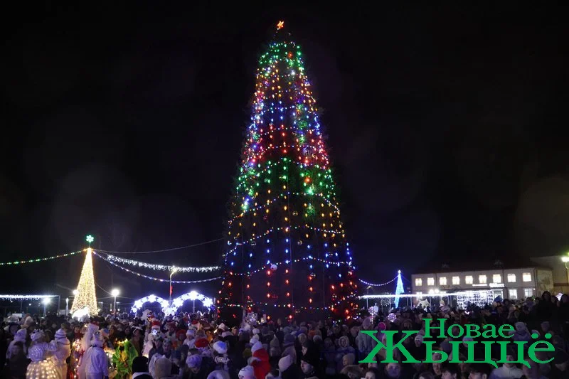 З падковамі, дамкамі і сняжынкамі. Як выглядаюць галоўныя ёлкі ў раённых цэнтрах рэгіёна