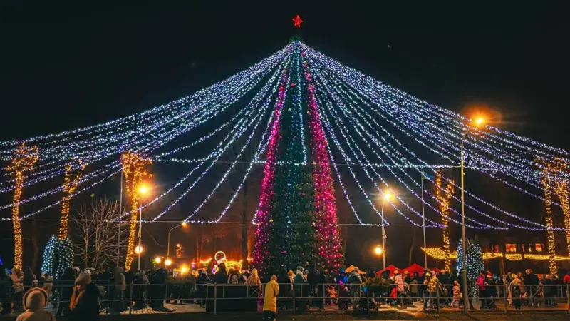 З падковамі, дамкамі і сняжынкамі. Як выглядаюць галоўныя ёлкі ў раённых цэнтрах рэгіёна
