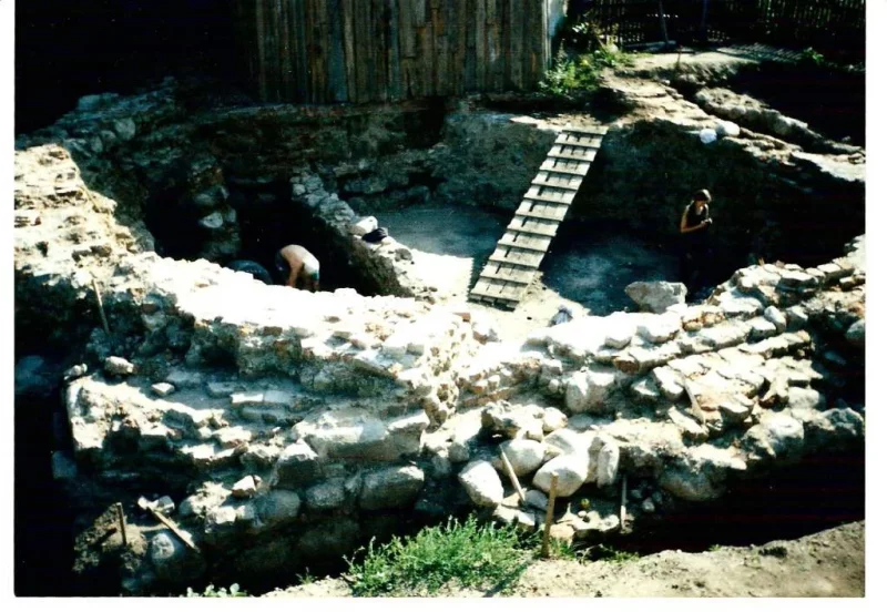 В Новогрудке археологи обнаружили фундамент XVIII века (обновлено)