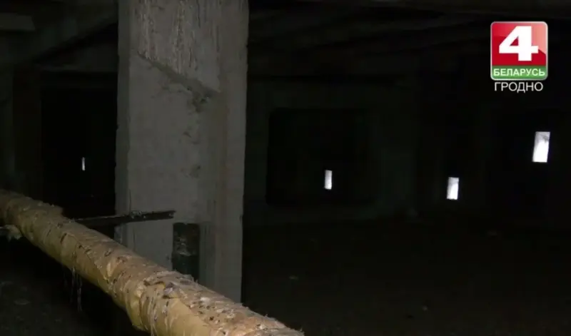 Галубы, дарожкі і пад’езд. У Мастах завяршылі капрамонт дома, але жыхары скардзяцца на недаробкі.