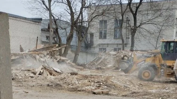 Пытались спасти и продавали с аукциона. В Гродно все же снесли редкий деревянный дом 1930-х годов