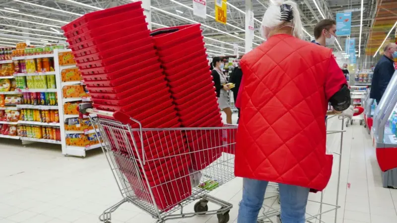 “Из вредности взвешиваю грудку”. После жалобы покупательницы магазин “Светафор” в Гродно закрыли Магазин