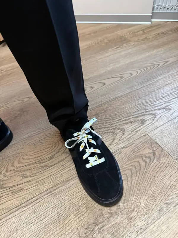 “Знак качества, комфорта и износостойкости”. Всех сотрудников Mak.by переобули в лидские кеды