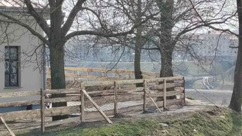 “Я требую жалобную книгу”. Возле Нового замка обустраивают стихийную смотровую площадку: не все гродненцы довольны