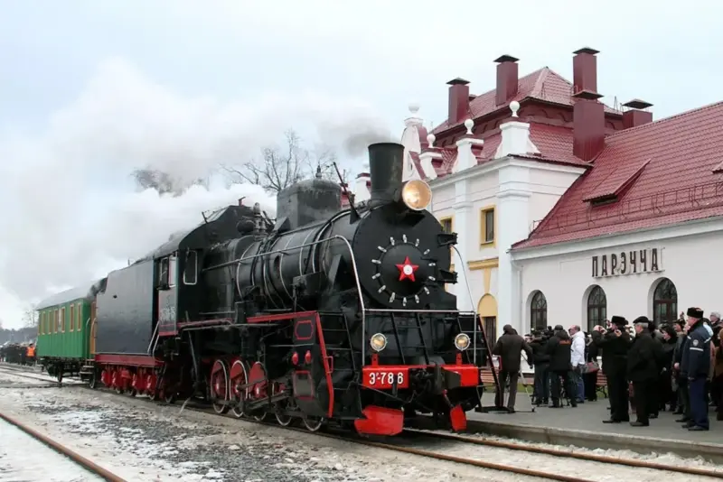 Ретро-локомотив прибывает на станцию Поречье, 2012 год. Источник: rw.by