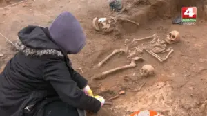 “Ситуация не самая популярная”. На обнаруженном в центре Гродно кладбище археологи нашли могилу матери и ребенка раскопки Гродно