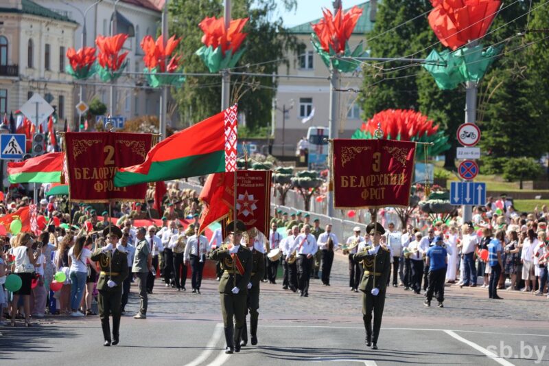 С ретро-автомобилями и хедлайнером из России. Как в Гродно отметят День Независимости? 