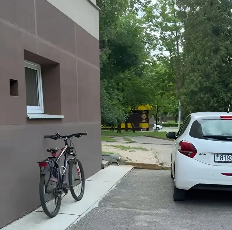 «Какая-то курва эта, б***дь». В Гродно разгорелся конфликт из-за парковки возле медуниверситета - вероятно, с его сотрудницей 