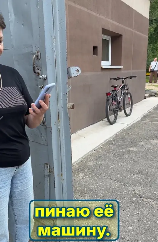 «Какая-то курва эта, б***дь». В Гродно разгорелся конфликт из-за парковки возле медуниверситета - вероятно, с его сотрудницей 