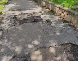 «Полгорода в таких дорогах». Гродненцы жалуются на состояние тротуаров — помогают ли заявки в 115? Разбитый тротуар на участке возле Скидельского рынка. Фото: Urban Hrodna / Threads