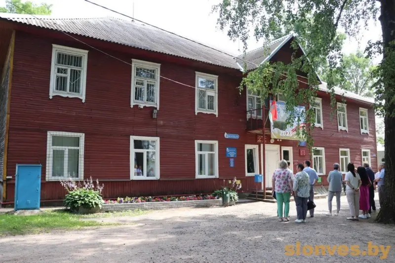“Поддержка населения”. Жители агрогородка под Слонимом остались без почты и аптеки 