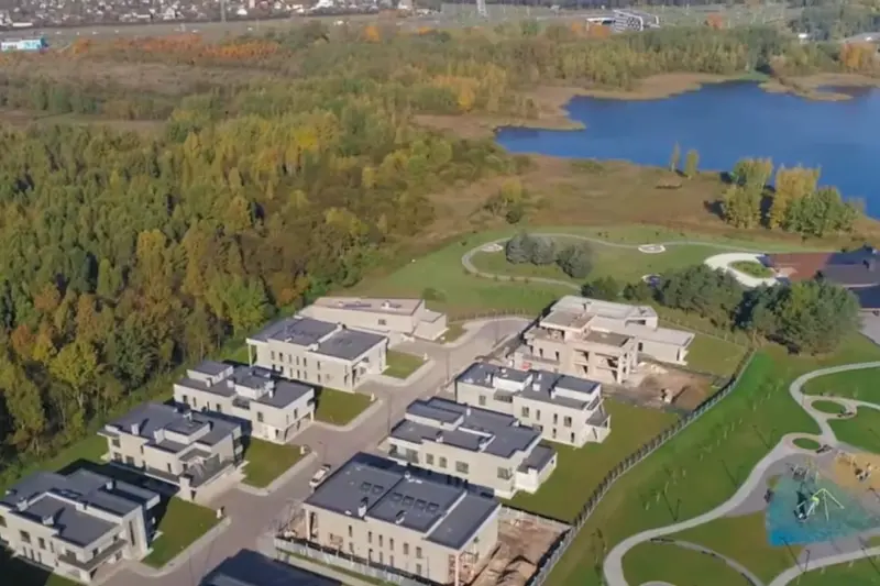 Бывшая уборщица из Гродно купила особняк стоимостью под миллион долларов. Ее дочь ездила на ВНС  