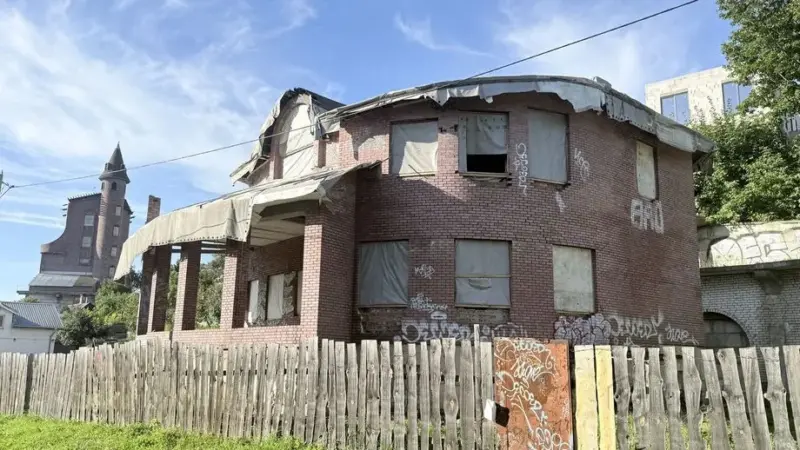 В Гродно продают недострой по соседству с «домом Дракулы»