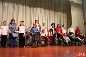 “Усе людзі – з асаблівасцямі ў развіцці”. Дзеці з хоспіса і іх мамы прадэманстравалі калекцыю адзення “Святаяннік”