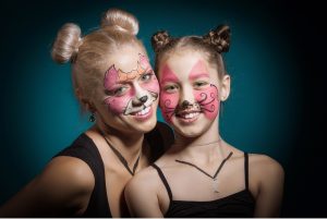 Вядомыя гродзенцы "азвярэлі" каб падтрымаць бяздомных жывёл