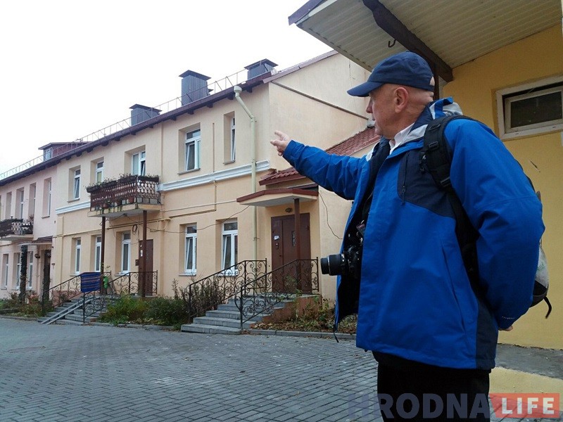 Ян паказвае дом, дзе да вайны ў Гродне жыў Фелікс Зандман.