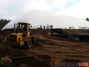 "Трэніравацца можна, толькі пакуль святла няма". У Пышках надзьмулі купал футбольнага манежа