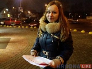 Дзяўчына выйшла на вулiцы Гродна збiраць подпісы супраць дэкрэта "аб дармаедах"