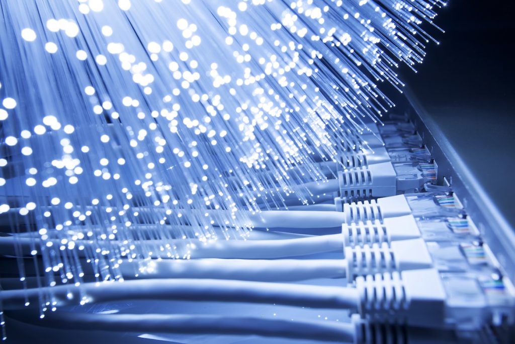 “Белтэлекам” пашырае ў Гродне GPON: аптвалакно прыйдзе і ў прыватны сектар Fiber optics background with lots of light spots