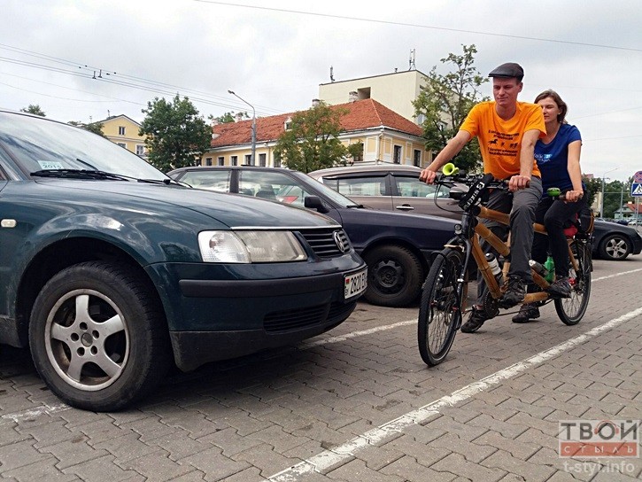 Велападарожнікі з Аўстрыі Роналд і Ева моцна здзівіліся, што ў Гродне няма веладарожак