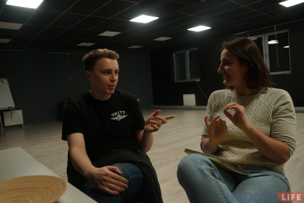 Шляхі розныя, жыццё адно на ўсіх. Удзельнікі перфоманса запрашаюць прайсці разам “З кропкі А ў кропку В”