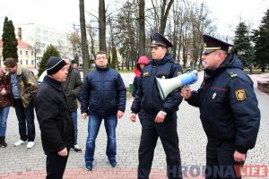 Мірны сход гродзенцаў прайшоў у парку Жылібера: абышлося без затрыманняў