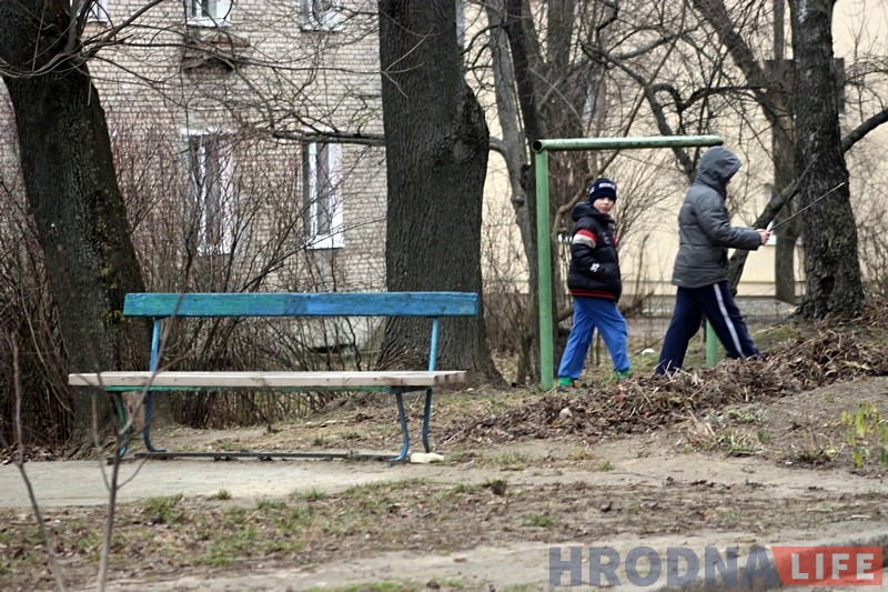 Дзеці праходзяць каля таго месца дзе была забітая жанчына