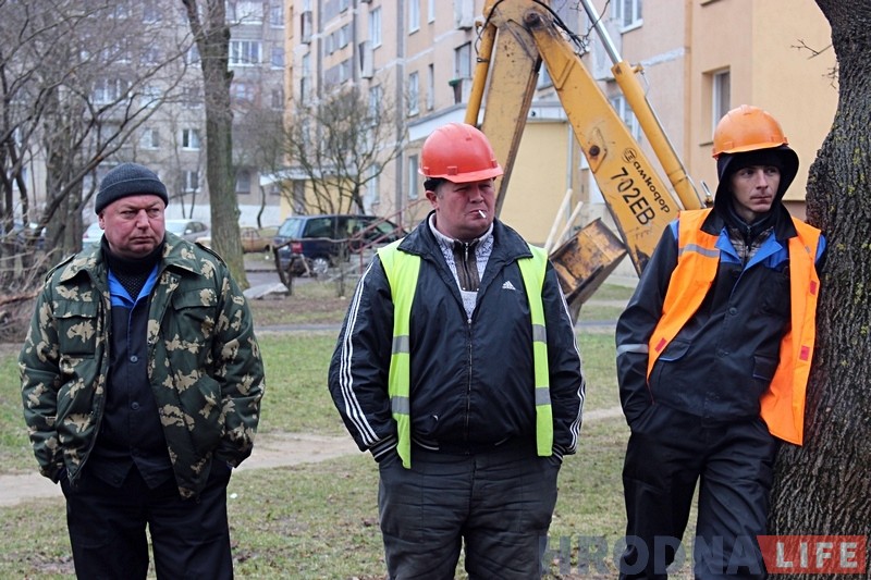 Пакуль майстар вырашае справы з жыхарамі дома, рабочыя паляць і назіраюць за сітуацыяй