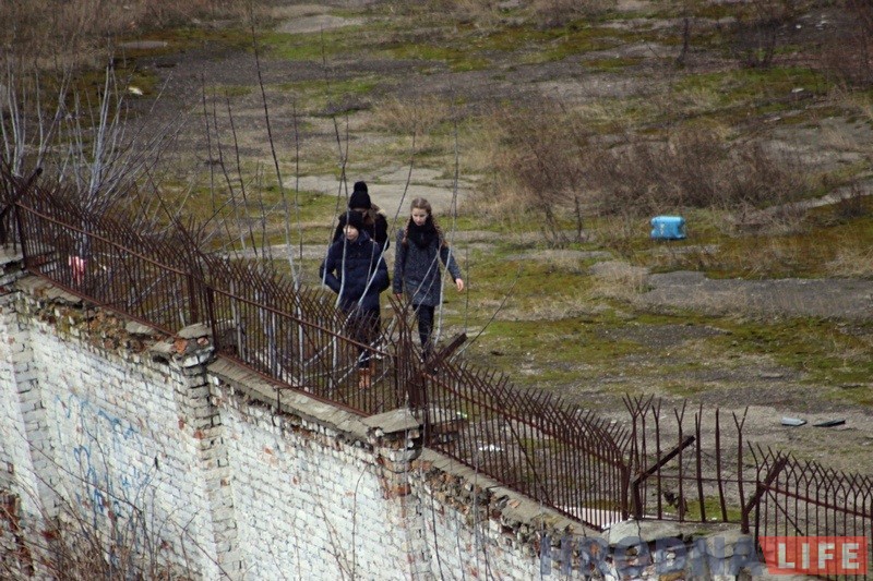 Маладыя дзяўчыны на тэрыторыі закінутага завода