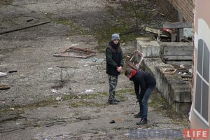 Фота ілюстрацыйнае. Падлеткі разбіваюць рэч знойдзеную на тэрыторыі закінутага завода
