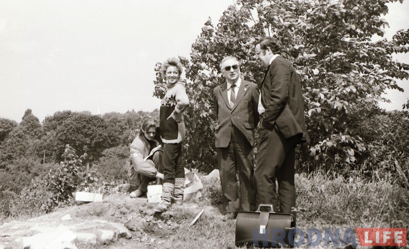 Археолагі Павел Рапапорт і Міхась Ткачоў на Замкавай гары. 1980-я гг.