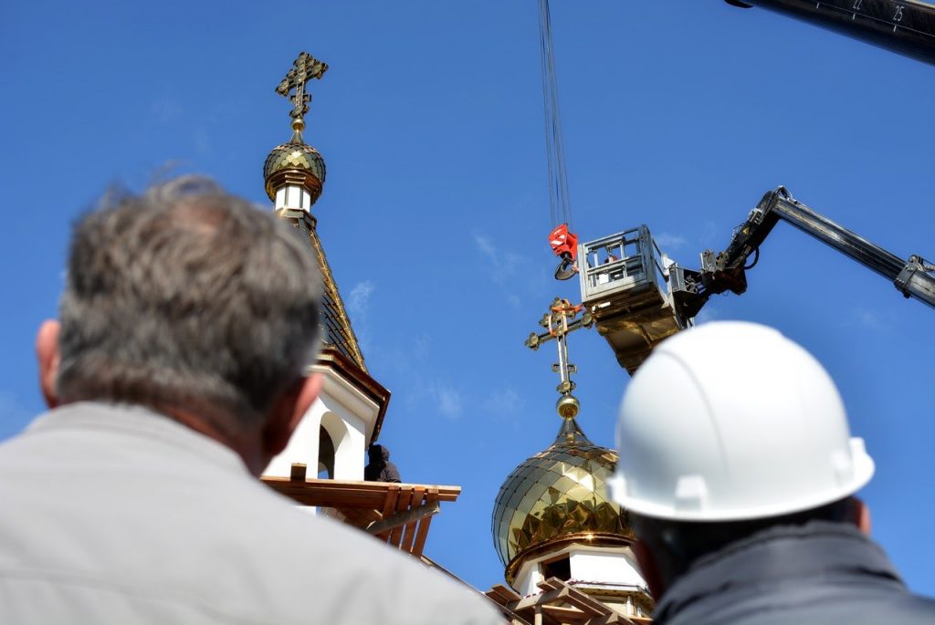 У мікрараёне Баранавічы асвяцілі і ўсталявалі купалы на новы праваслаўны храм