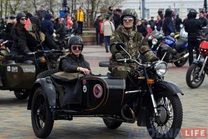 Сотні ўдзельнікаў мотафестывалю «Хавайся ў бульбу 2017» праехалі па горадзе і выставілі тэхніку на плошчы Леніна