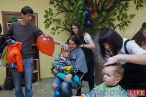 Можна ў крэсле, а можна пад сталом. Дзе стрыгчыся ў “Падстрыгульках” вырашаюць малыя кліенты