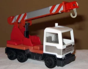 Машынка-кран, якую рабілі на фабрыцы цацак на вуліцы Белуша ў Гродне. Фота з архіву выдання "Твой стыль"