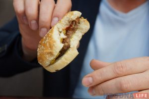 Пяць гродзенскіх бургераў: эксперт пакаштаваў вулічны фаст-фуд на сляпой дэгустацыі Пяць гродзенскіх бургераў: эксперт пакаштаваў вулічны фаст-фуд на сляпой дэгустацыі
