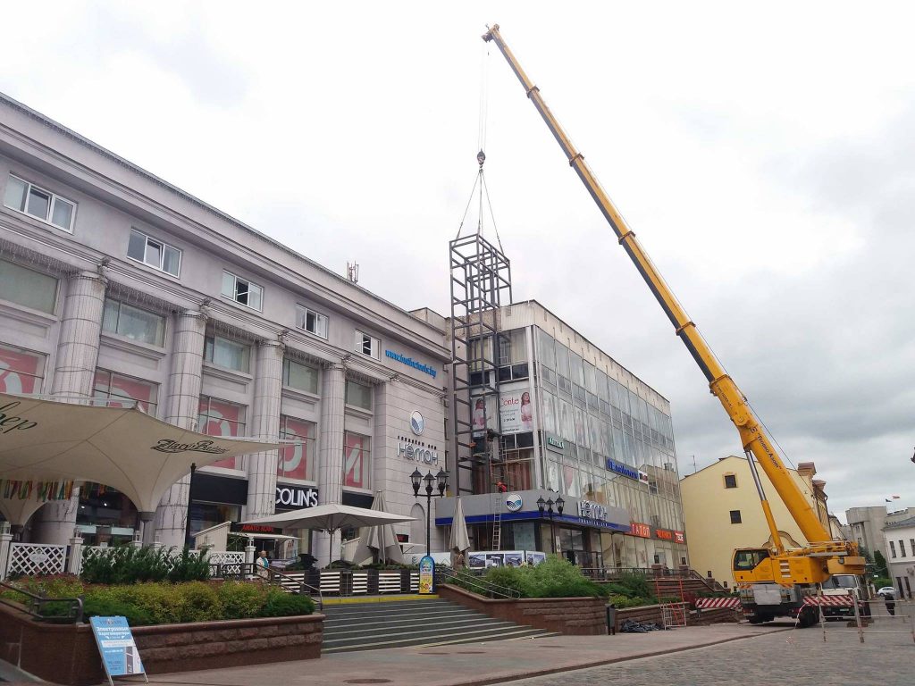 На Савецкай пачалі ўсталёўваць шахту для ліфта на назіральную пляцоўку "Нёмана"