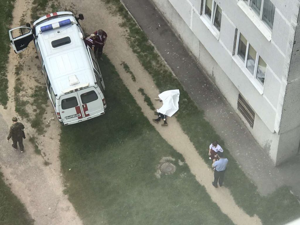 На Кляцкова пенсіянер выскачыў у акно і загінуў