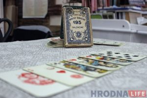 "Карты падарыў бацьку Аляксандр Лапін". Унікальную прадукцыю гродзенскай фабрыкі перадалі стваральнікам сучасных карт Калода карт з фабрыкі братоў Лапіных для вісты і брыджа - 54 карты. Такія карты друкаваліся ў 1930-я гады ў Гродне. Гэтая калода належыць Аляксандру Мілінкевічу