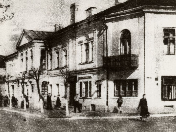 Фота 1950-х гг. Асабліва цікава глядзеўся зрэзаны вугал карчмы з боку Гараднічанкі.